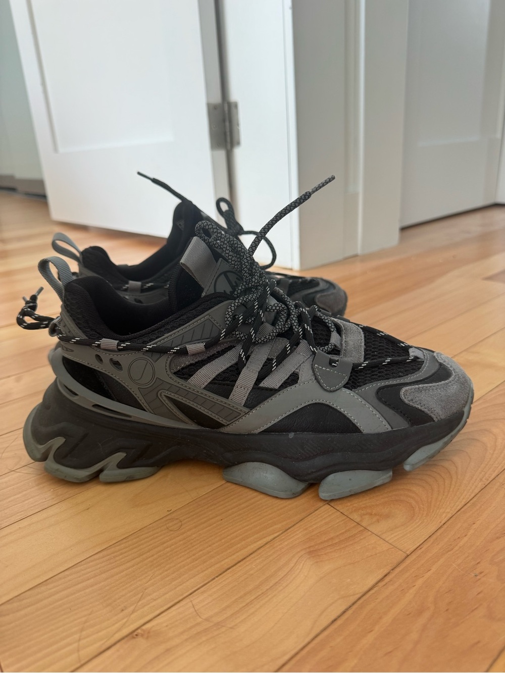 Women's Javi Sneakers - Black & Gray